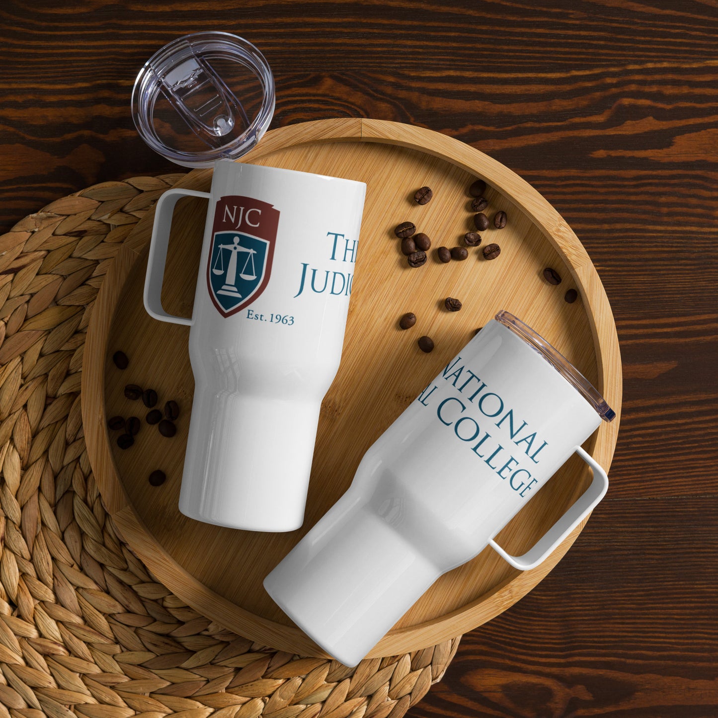 Travel mug with a handle