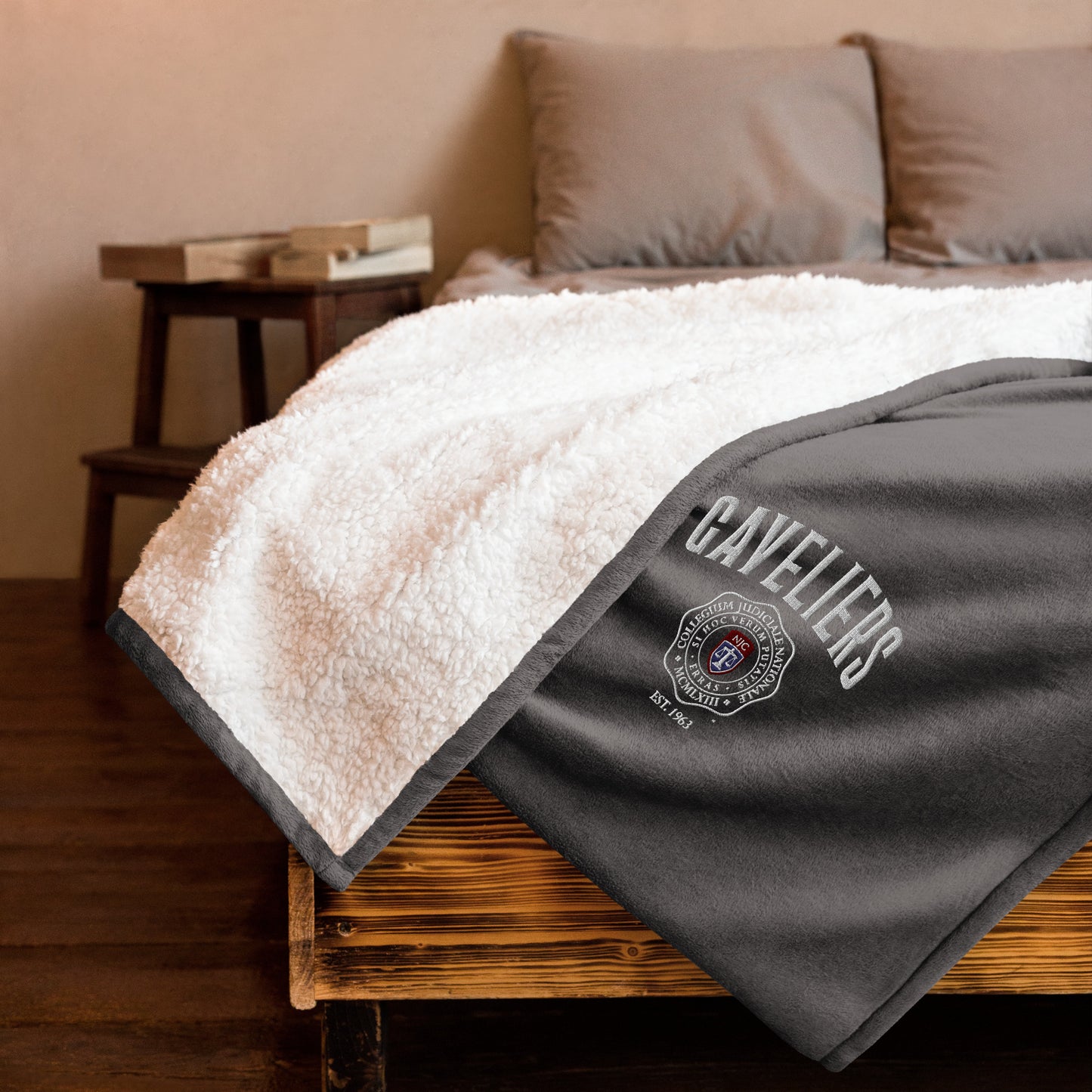 Gaveliers Premium embroidered sherpa blanket